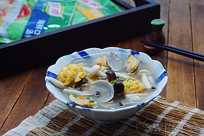 菌菇花蛤海鲜汤