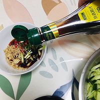 #夏日餐桌降温企划#捞汁黄瓜花生米的做法图解3
