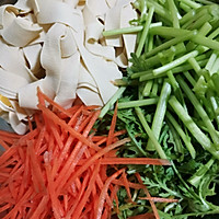茼蒿干豆腐的做法图解1