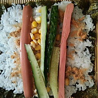 玉米火腿肉松黄瓜寿司的做法图解3