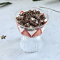 做一份圣诞甜品就是这么简单，威化饼草莓酸奶杯，颜值爆表的做法图解6