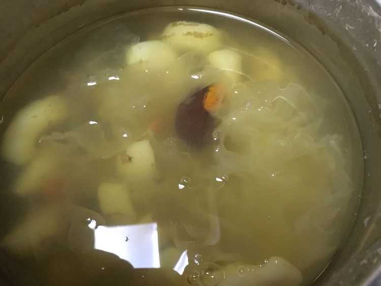 荸荠银耳红枣羹的做法