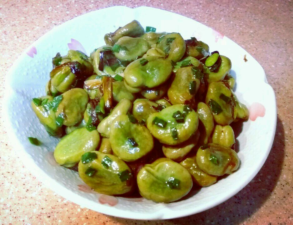 Broad bean with scallion oil