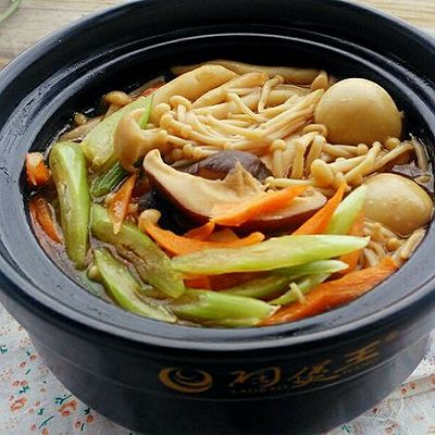 鹌鹑蛋菌菇煲