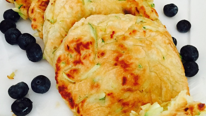 早餐一西葫芦鸡蛋烀饼子+芹菜黄豆下饭菜