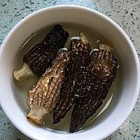 羊肚菌炖鸡的做法图解1