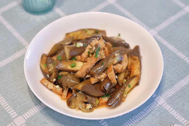 肉肠炒茄子的做法