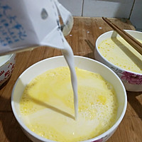 牛奶蒸土鸡蛋的做法图解3