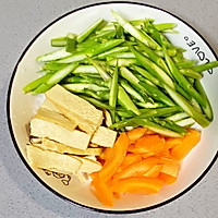【孕妇食谱】芦笋炒香干，清爽可口，妊娠糖尿病人群的福音菜的做法图解2