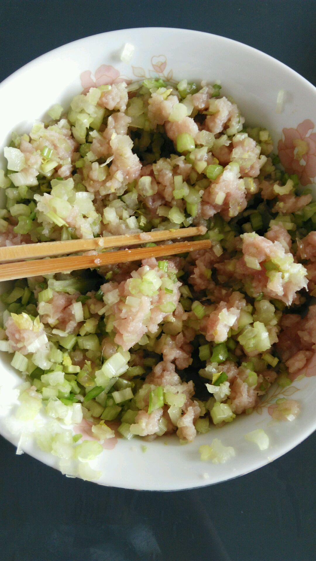 芹菜肉饺子怎么做_芹菜肉饺子的做法_豆豆妈Ly_豆果美食