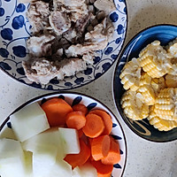 玉米冬瓜胡萝卜排骨汤的做法图解1