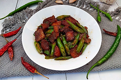 酥脆不腻超下饭的酱香五花肉炒辣椒
  
2⃣