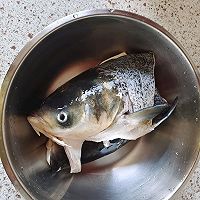 剁椒鱼头的做法图解1