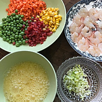 #令人羡慕的圣诞大餐#圣诞花环黄金虾仁蛋炒饭的做法图解5