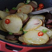 腊味飘香【腊肉炒薯片】#金龙鱼外婆乡小榨菜籽油#的做法图解7