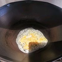 柯基狗气味的咸蛋黄鲜虾豆腐煲的做法图解3
