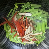 #厨房鲜香秘诀，太太乐松茸鲜，一餐一筷见鲜香#芹菜炒香干的做法图解4