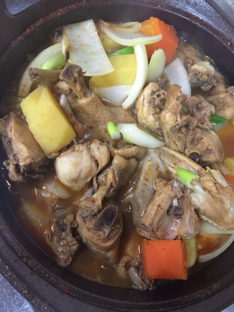 韩式辣鸡肉火锅 닭도리탕的做法