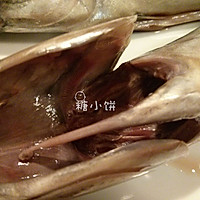 【黑椒盐烤鲭鱼Mackerel】附：内脏清理及鱼肉分片的做法图解4