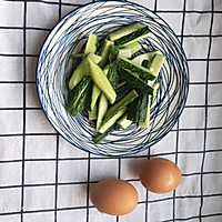 #父亲节，给老爸做道菜#黄瓜炒鸡蛋的做法图解1