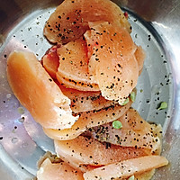 腌鸡胸大虾蔬菜沙拉的做法图解2