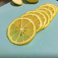 蜂蜜柠檬水--美白又减肥的做法图解2