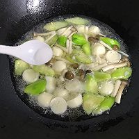 鲜美营养又去燥的鳕鱼丸菌菇丝瓜汤的做法图解6