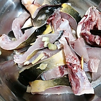 砂锅裸斑鱼茄子煲的做法图解1