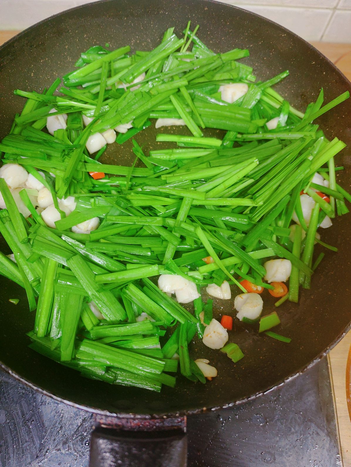 扇贝边炒韭菜怎么做_扇贝边炒韭菜的做法_豆果美食