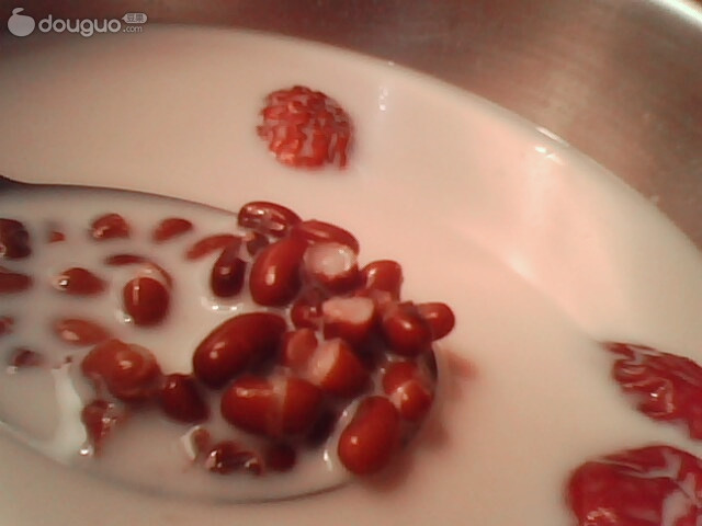 红豆+牛奶的做法