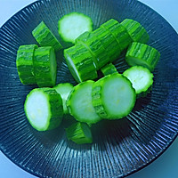 润肠低脂健康菜~蒜蓉木耳枸杞蒸丝瓜的做法图解2