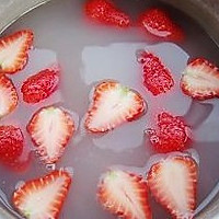 草莓汤圆糖水的做法图解2