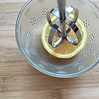 巧榨柠檬汁的做法图解2