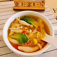 #养生打卡#清淡鲜美的豆芽菌菇汤的做法图解2