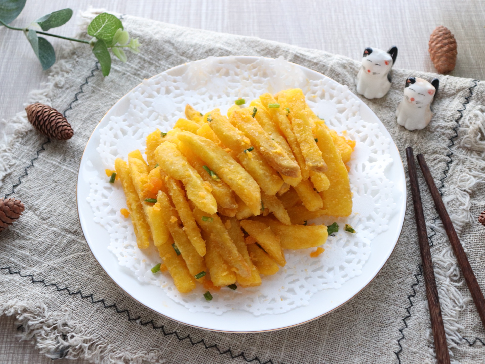 Baked chips with egg yolk
