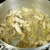 奶油蘑菇穿肠意面佐牛角三明治的做法图解9