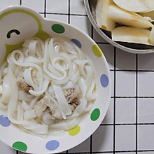 小学生早餐：山药排骨汤河粉+苹果10.8