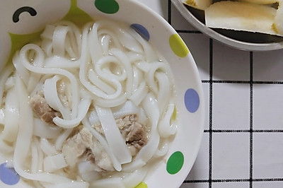 小学生早餐：山药排骨汤河粉+苹果10.8