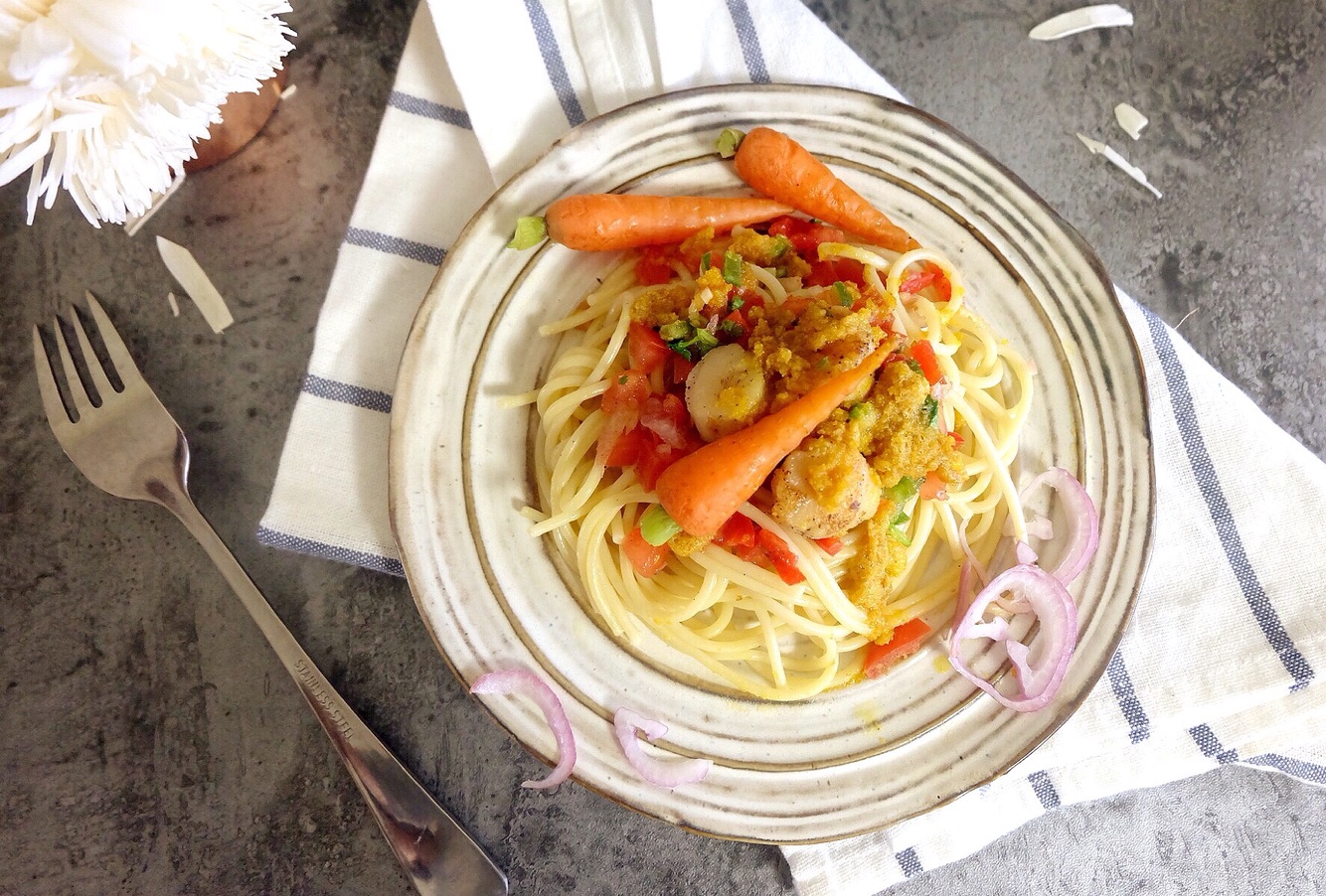 Pan fried scallop with salted egg and spaghetti with salsa sauce