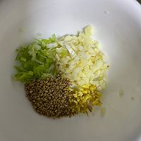 不加一滴水的白灼大虾的做法图解2