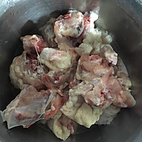土豆炖鸡背的做法图解1