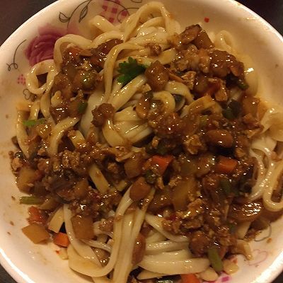 蔬菜肉丁炸酱面