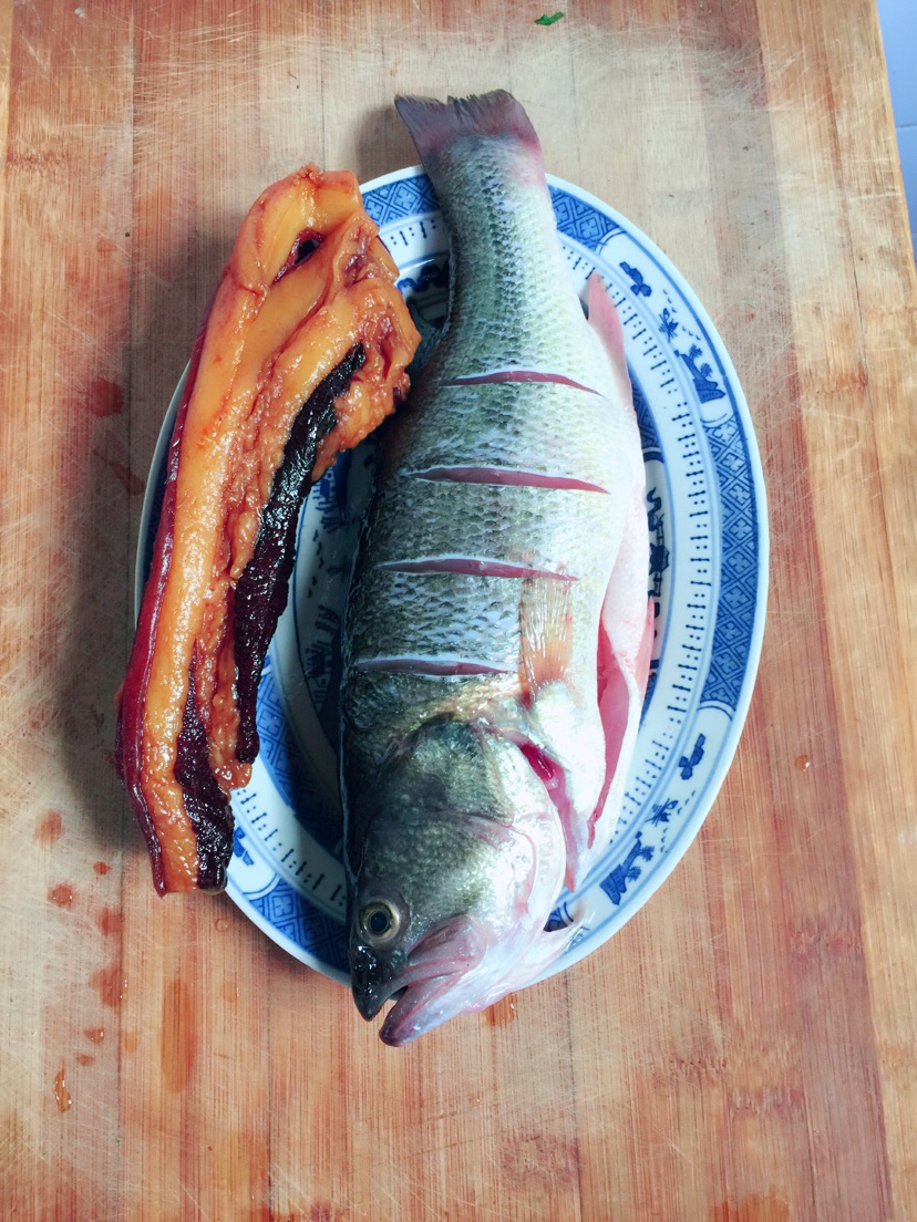 腊肉蒸鲈鱼的做法图解1
