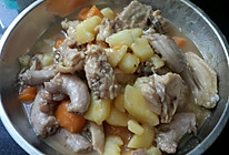 土豆红萝卜焖鸡的做法
