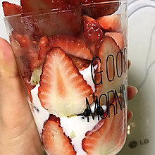 草莓坚果酸奶杯