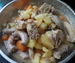 土豆红萝卜焖鸡的做法
