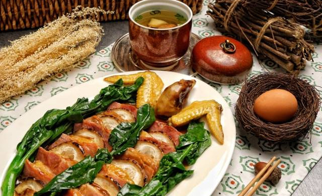 金鸡报喜配莲藕排骨汤