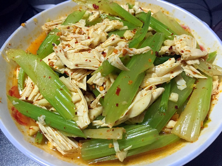 减肥餐:凉拌芹菜腐竹的做法