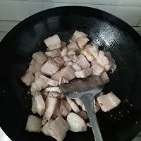 土豆烧红烧肉的做法图解1