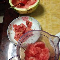 鲜榨西瓜汁的做法图解1
